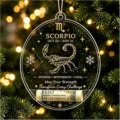 Detailansicht des Scorpio Sternzeichen-Weihnachtsgeldhalters an einem festlichen Baum - Krebs