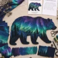 Nahaufnahme des Polarlicht-Bär-Musters einschließlich kompletter DIY-Stickset-Werkzeuge - Nordlicht Bär