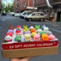 Weihnachts-Adventskalender-Box mit 24 bunten Teigtaschen-Quetschspielzeugen oben. - Blind Box / 24-teiliges Set