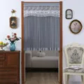Escena de detalle de cortina de puerta de malla gris, cortina corta elegante con bordado. - Media cortina 90x120 cm / Cortinas de doble capa opacas color gris ciruela de seda dorada
