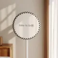 Funda antipolvo elástica para ventilador de pie con diseño de cuadros blanco y negro. - Geni