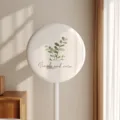 Vista detallada de la funda antipolvo elástica para ventilador con un bonito diseño de plantas. - Hierba silvestre