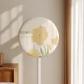 Vista detallada de la funda antipolvo redonda elástica para ventilador con diseño floral. - Sol Cálido