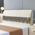 Verstärkter gesteppter Betthauptbezug Detailansicht mit Spitzenborte und praktischer Tasche. - Betthaupt-Bezug (B 1,5 m, H 65 cm) / Luxuriöses Beige