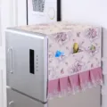 Detailansicht der praktischen Kühlschrank-Staubschutzhülle mit Blumenmuster und Spitzensaum. - Lila Mit Kamelie