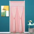 Detailaufnahme des Türvorhangs mit rosa Spitzen-Stoff und feiner Stickerei. - B90 x H150 cm / Rosa Rautenmuster doppellagig blickdicht