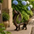 Figura estilizada de perro salchicha color bronce con textura 3D para decoración de jardín. - 15*15*8cm / Bronce antiguo