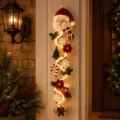 Detailansicht eines leuchtenden Weihnachts-Türhängers mit Weihnachtsmann und Strickdeko - Weihnachtsmann-Stil