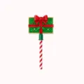 Detail des Weihnachtszauberstabs mit grüner Geschenkbox, roter Schleife und Zuckerstangenstab. - Geschenkbox-Version