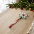 Detailaufnahme eines leuchtenden Weihnachts-Zauberstabs mit Schneeflocke - Schneeflocke Stil