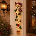 Detailansicht des gestrickten Rentier-Weihnachtstürhängers mit warmem LED-Leuchten - Rentier Stil