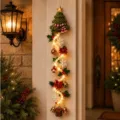 Leuchtender Weihnachts-Türhänger mit LED-Lichtern und Ornamenten auf der Veranda. - Weihnachtsbaum-Stil