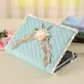 Funda acolchada para portátil de catorce pulgadas con ribete de encaje y bonito bordado floral. - Azul París