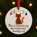 Detailaufnahme eines Keramik-Katzenanhängers mit Seeglas-Katze und liebem Spruch - Katze / 1 Stück