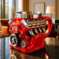 Detail eines V8-Motoren-Bechers mit Edelstahleinsatz und rotem Metallic-Finish - V8-Motordesign / 300ml / Rot