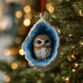 Makroansicht eines Eulen-Ornaments in einer blauen Geode an einem Weihnachtsbaum - Eule Stil (B)
