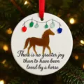 Rundes weißes Keramik-Pferdeornament mit inspirierendem Zitat am Weihnachtsbaum hängend - Pony / 1 Stück