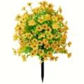 Nahaufnahme eines gelben künstlichen Gänseblümchen-Kugelstraußes mit Gartenstecker. - Gelb