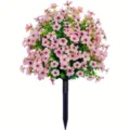 Detailansicht einer realistischen rosa künstlichen Gänseblümchenkugel mit Gartenstab. - Rosa