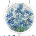 Nahaufnahme eines kreisförmigen Acryl-Sonnenfängers mit blauem Blumenmosaik-Design - Flüstern blühender Wolken / 18.8cm