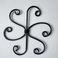 Eleganter schwarzer Eisen-Pflanzenhalter und Blumenfixierer mit Lotus-Wirbeldesign - Lotusform / Schwarz