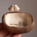 Handgefertigte Vogelnest-Skulptur aus Keramik mit zwei kleinen weißen Vögeln - Vogelfutterstation Stil A