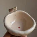 Handgefertigtes Vogelfutterhaus aus Keramik mit zwei Vögeln und Herzmotiv innen. - Vogelfutterstation Stil G