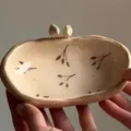 Dekorative handgefertigte Keramik-Vogelfutterstation mit Vogelskulpturen und Blattmustern - Vogelfutterstation Stil K