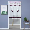 Vista detallada de la elegante cortina de puerta transparente con exquisito bordado morado. - Cinta morada con lazo y velcro