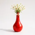 Verspielte rote Vasen in Hühnerform aus Kunstharz mit Gänseblümchen für die Gartendeko - Rot