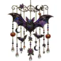 Detailansicht eines Halloween-Sonnenfängers mit lila Fledermaus und Kristallanhängern - Riesenfledermaus Stil (H)