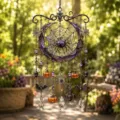 Detailaufnahme des Halloween-Sonnenfängers mit lila Mond, Spinnennetz und Kristalltropfen - Lila Mond Spinne Stil (C)