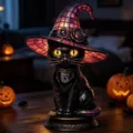 Detailansicht der gotischen schwarzen Katzenlampe mit lila Hexenhut für Halloween - Lila Hut-Katze