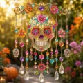 Detailansicht eines bunten Zuckerschädel-Sonnenfängers mit Blumen und Kristalltropfen - Totenkopf Süßigkeiten Stil (E)