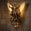 Vintage Hecate Erzengel Wandlampe aus Harz mit leuchtenden Flügeln für die Heimdekoration - Hl. Michael / Bronze