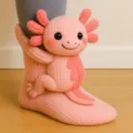 Niedliche rosa 3D-Stricksocken mit einem süßen Plüsch-Axolotl-Charakterdetail - Axolotl