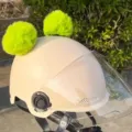 Simpatica decorazione per casco con orecchie pompon verde fluo, accessorio moto universale. - Verde