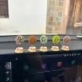 Dettaglio degli ornamenti di alberi in miniatura per cruscotto auto con fiori artificiali colorati. - Base Farfalla Confezione da 5 Alberi / Confezione da 5