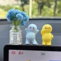 Bonito adorno para salpicadero de coche con mini figuras y jarrón, decoración tierna. - Paniculada azul + figura azul + figura amarilla con adhesivo sin marcas