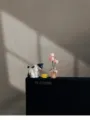 Détail d'ornement de chat miniature et vase de roses, décoration de bureau apaisante. - Nouvelle rose rose et petites fleurs jaunes avec chat noir et blanc