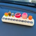 Tarjeta de estacionamiento temporal de coche con decoraciones de frutas en miniatura y números. - Set de melocotón pelado a medias, melocotón dulce, 2 naranjas pequeñas, 2 bebidas y placa de aparcamiento