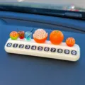 Señal de estacionamiento temporal para coche con mini decoración de frutas y bebidas para tablero - Set de naranja pelada a medias, naranja, 2 naranjas pequeñas, 2 bebidas y placa de aparcamiento