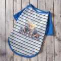 Vista detallada de camiseta de verano a rayas transpirable para mascotas, lindo oso. - XS / Rayas Azules