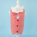 Chaleco de traje a rayas rojas y blancas para perros y gatos con cuello blanco y pajarita. - M / Camisa de rayas rojas