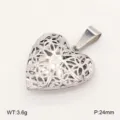 Vue rapprochée du pendentif médaillon cœur en acier inoxydable au motif ajouré délicat. - Style 1 / Acier