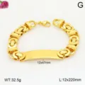 Gros plan détail du bracelet gourmette homme en acier titane doré avec motif grec. - 2