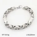 Gros plan détaillé du bracelet de chaîne en acier inoxydable lourd aux motifs géométriques. - 10