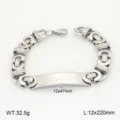 Vue détaillée de bracelet en acier titane, montrant la plaque ID lisse et le motif de maillons. - 5