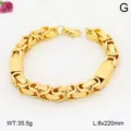 Gros plan sur le bracelet en acier titane plaqué or avec des motifs de clés grecques classiques. - 7