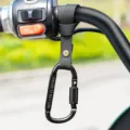 Gancho universal para manillar de patinete, mosquetón de metal pesado para casco de bicicleta. - Con Candado / 1 Pieza/Paquete / Negro